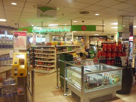 Spar Supermarkt van verre herkenbaar altijd dichtbij. Ouderwetse vriendelijkheid en aandacht. Je doet er je dagelijkse boodschappen, haalt er iets lekkers om te snoepen. De gemoedelijke sfeer en de ruime openingstijden maken Spar tot de prima supermarkt. 