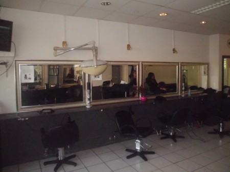 Voor dames die een hoofddoek dragen is er een speciale ruimte!! verder kunt u terecht voor harsen,permanente tatoeage, extensions en gezichtsbehandeling.