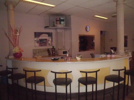 Een ruime keus uit verschillende type's banken en als je even moet wachten, geniet dan aan de gezellige bar van een lekker haags bakkie