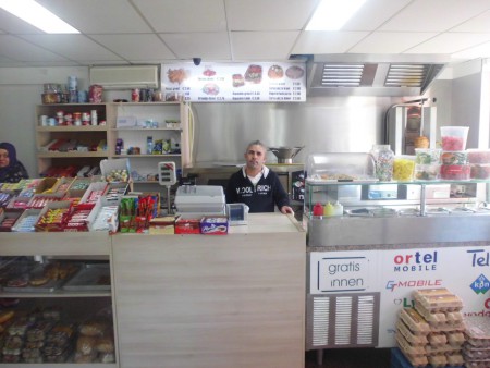 Buiten de supermarkt kunt u hier ook terecht voor een heerlijke turkse pizza of een kapsalon