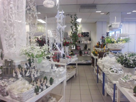 Een prachtige uitstalling van een groot assortiment waaronder, bloemen, buddha's,fotolijsten en vele andere cadeauartikelen.